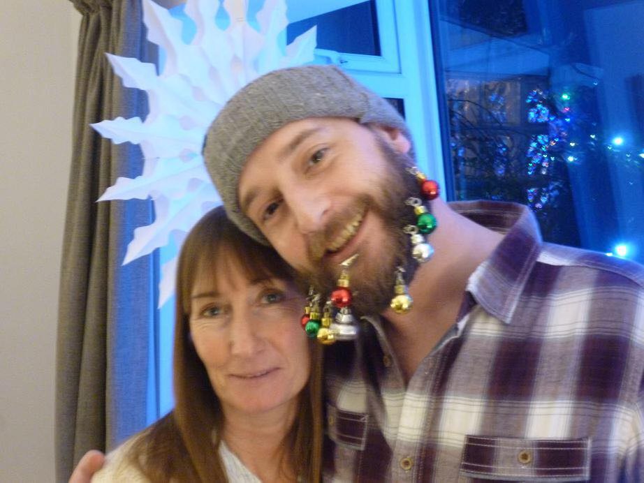 Adam Gibbons 與母親嘅聖誕合影